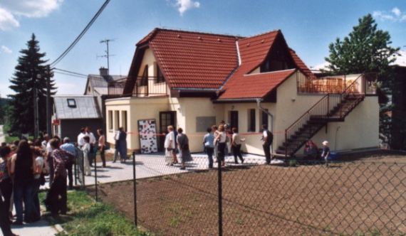 DOMY NA PŮL CESTY VE VALAŠSKÉM MEZIŘÍČÍ DOMY NA PŮL CESTY VE VALAŠSKÉM MEZIŘÍČÍ